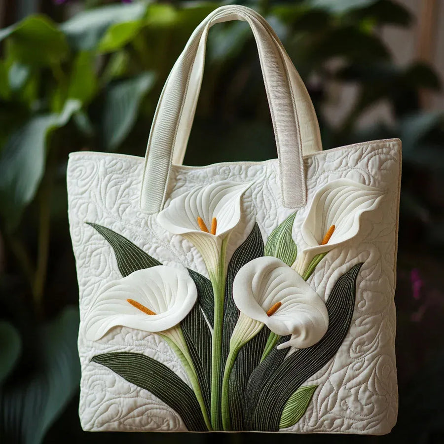 白いカラーの花をあしらったキルティングトートバッグ